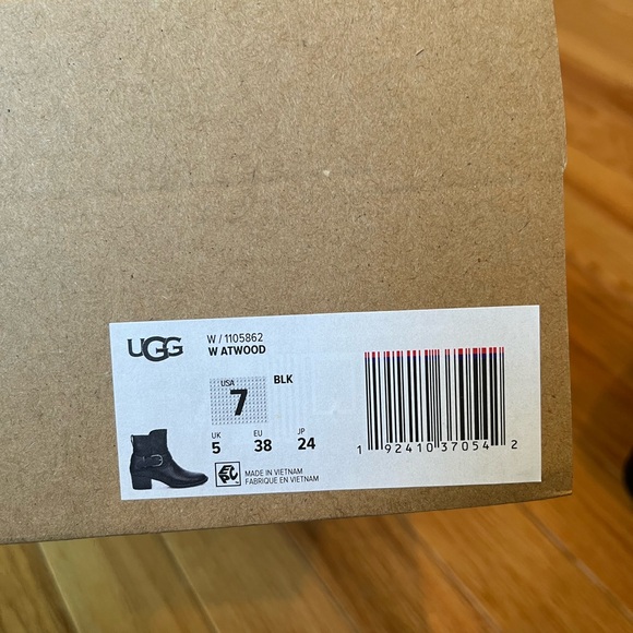 UGG Atwood Leather Stacked Heel Zipper Ankle Black Boots, Size 7 NEW - Picture 5 of 6